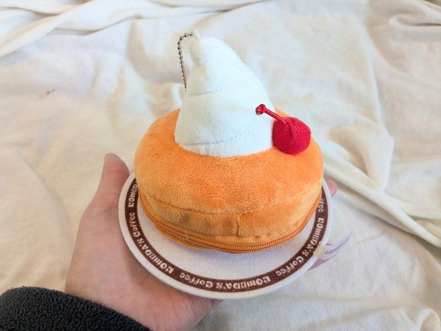 シロノワールポーチを手に持ったサイズ感