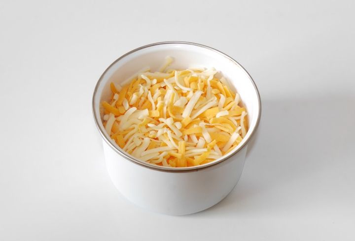 ホーローの容器に入っているミックスチーズ 