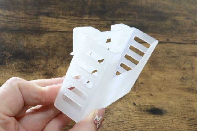 冷蔵庫ドアポケット収納ケース（スリム） フック位置を変えられる