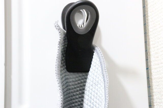 ダイソーのマグネット付クリップ（黒）でふきんを浮かせる