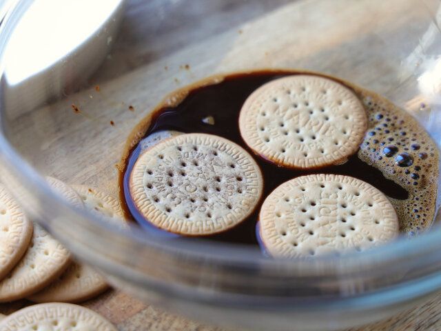 小皿などにCを混ぜ、ビスケットを片面4～5秒ずつ浸す