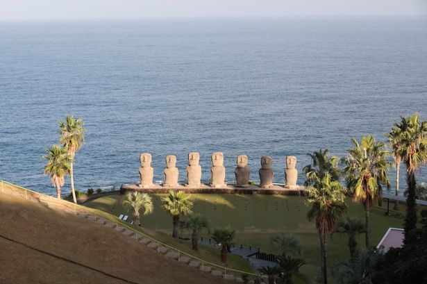 【写真】「サンメッセ日南」で見られる水平線と7体のモアイ像