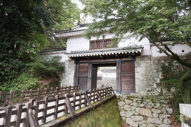 「飫肥城下町」にある、木造渡櫓(もくぞうわたりやぐら)と本瓦葺き(ほんがわらぶき)の重厚な造りの櫓門