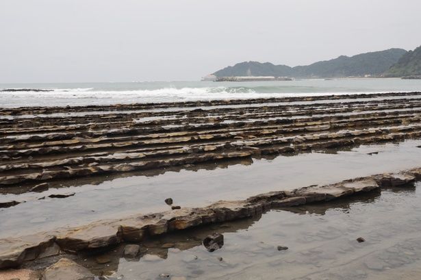 青島を取り囲むように海に向かって広がる“鬼の洗濯板”