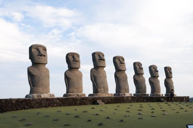 一つひとつに意味のある7体のモアイ像