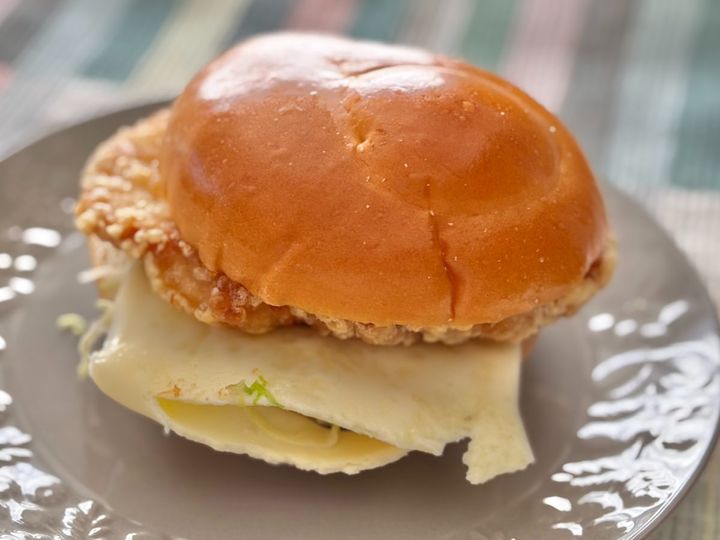 チーズがとろっとろ！店内調理のサクサク鶏竜田揚げバーガー