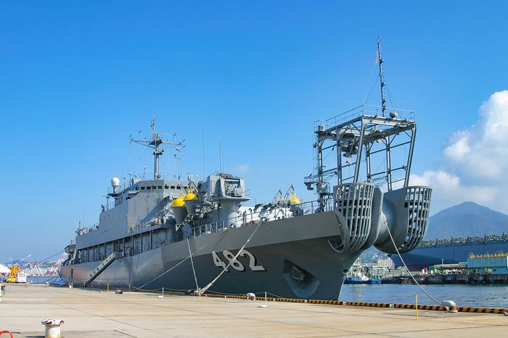 海上自衛隊の敷設艦むろと