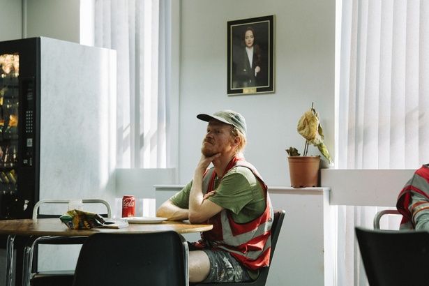 誘拐犯、テディの後ろにはミシェルの肖像が… [c]2025 FOCUS FEATURES LLC.