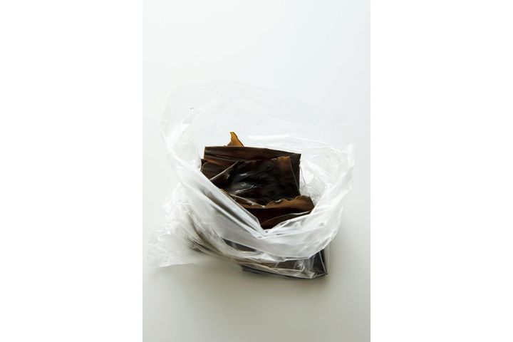 昆布を水にくぐらせる
