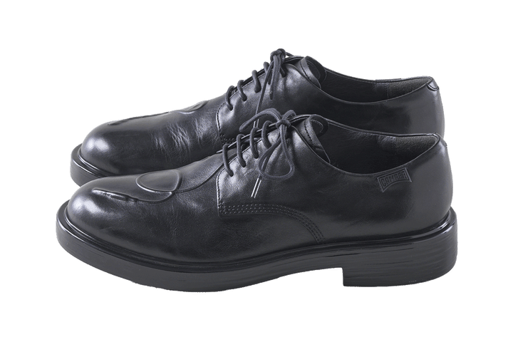 〈カンペール〉のダービーシューズ