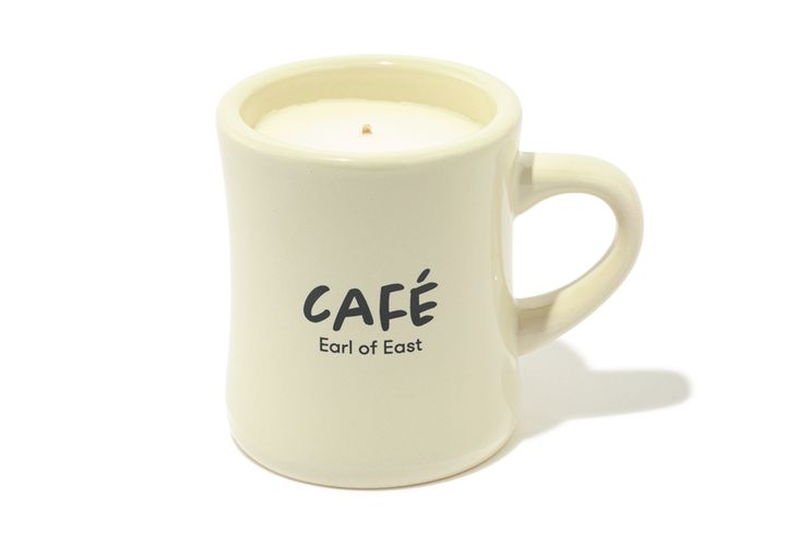 マグに入ったキャンドル。