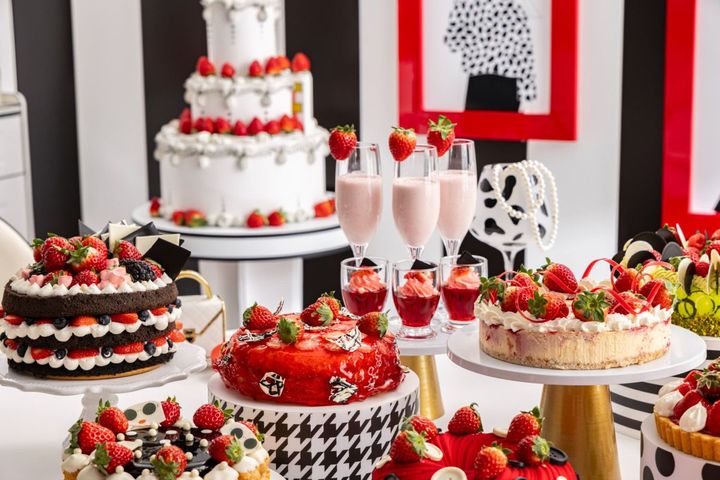 たっぷりの苺を用いた20種類以上のスイーツ
