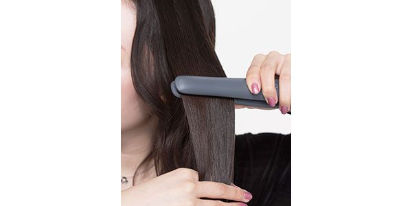 グリップは太め。台形のスリムなプレートで小回り抜群。