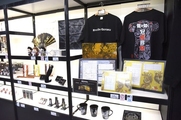 多彩なグッズを取り扱う物販コーナーも大盛況 撮影：ソムタム田井