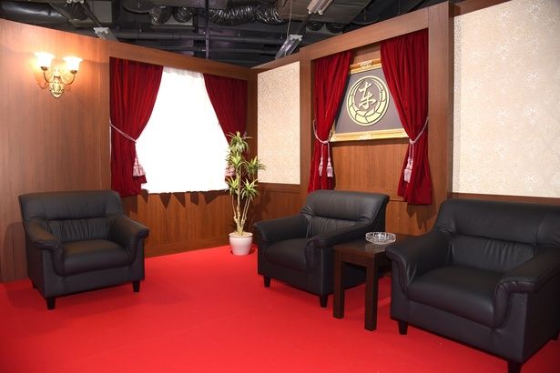忠実に再現された東城会本部のセット 撮影：ソムタム田井