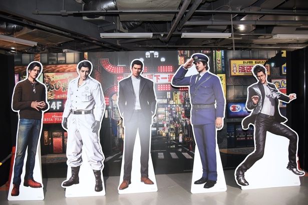 左より、峯義孝、真島吾朗、桐生一馬、足立宏一、柏木修の“20歳だったころの姿”の等身大パネル 撮影：ソムタム田井