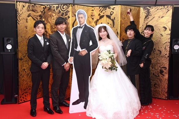 【写真を見る】「龍が如く」のキャラクターたちに囲まれて、結婚式の擬似体験ができる企画も実施 撮影：ソムタム田井