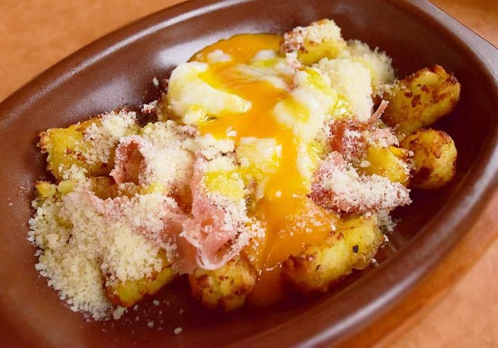 た「ポテトのグリル」の上に、トッピング粉チーズ（グランモラビア）・ハモン・セラーノ・トッピング半熟卵