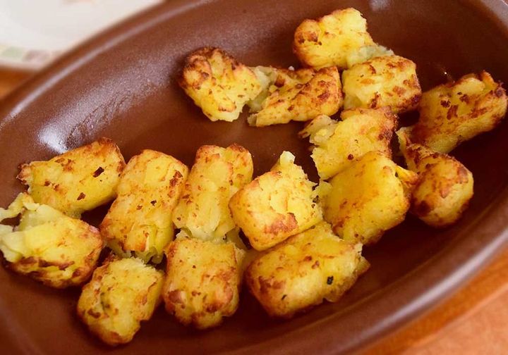 「ポテトのグリル」を半分くらいにカット