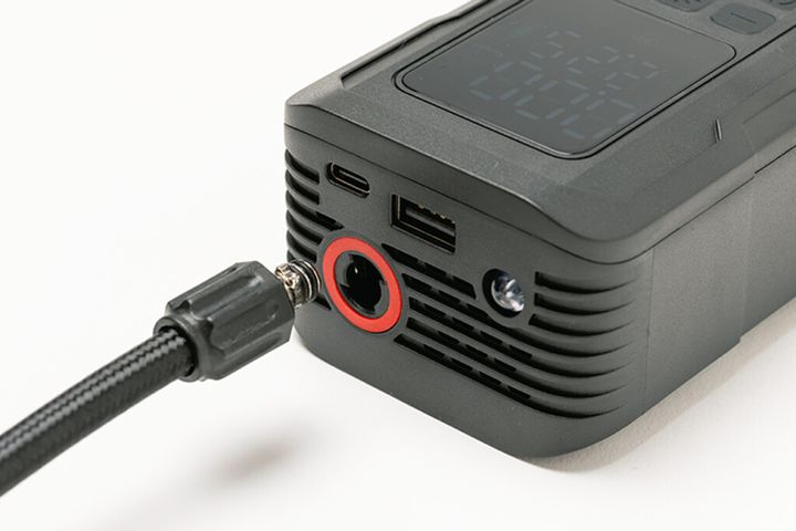 キジマ「スマートエアポンプ JP03」進化！軽量小型ながら吐出量1.5倍でツーリングに最適