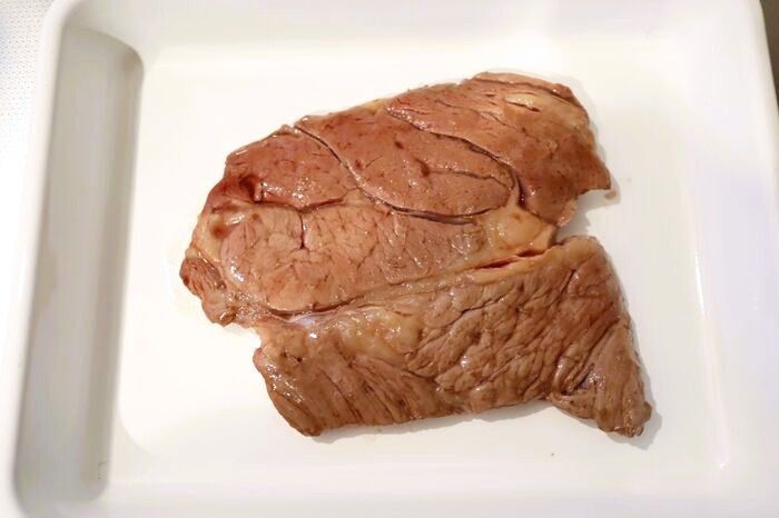 安いステーキ肉が別物に！？焼く前の“ひと手間”で、驚くほどやわらかジューシーに♪