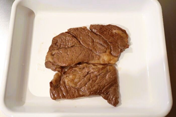 安いステーキ肉が別物に！？焼く前の“ひと手間”で、驚くほどやわらかジューシーに♪