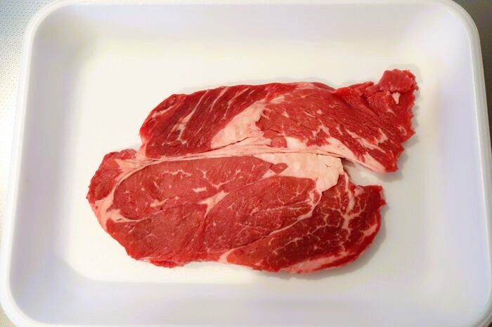 安いステーキ肉が別物に！？焼く前の“ひと手間”で、驚くほどやわらかジューシーに♪