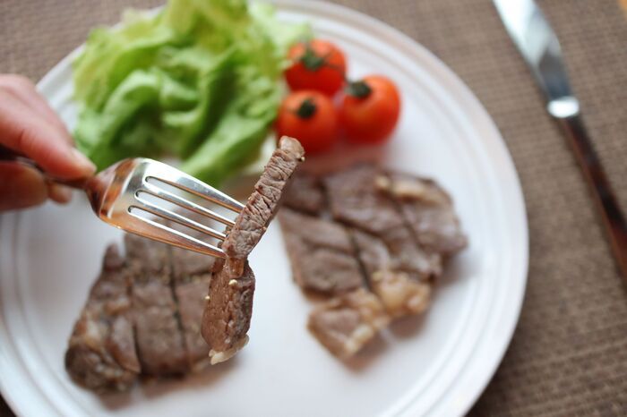 安いステーキ肉が別物に！？焼く前の“ひと手間”で、驚くほどやわらかジューシーに♪