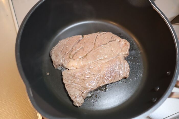 安いステーキ肉が別物に！？焼く前の“ひと手間”で、驚くほどやわらかジューシーに♪