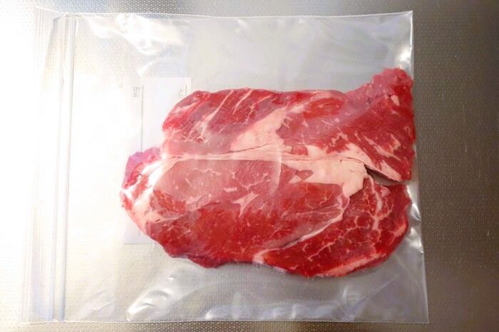 安いステーキ肉が別物に！？焼く前の“ひと手間”で、驚くほどやわらかジューシーに♪