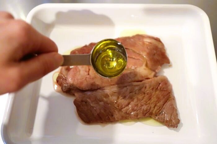 安いステーキ肉が別物に！？焼く前の“ひと手間”で、驚くほどやわらかジューシーに♪