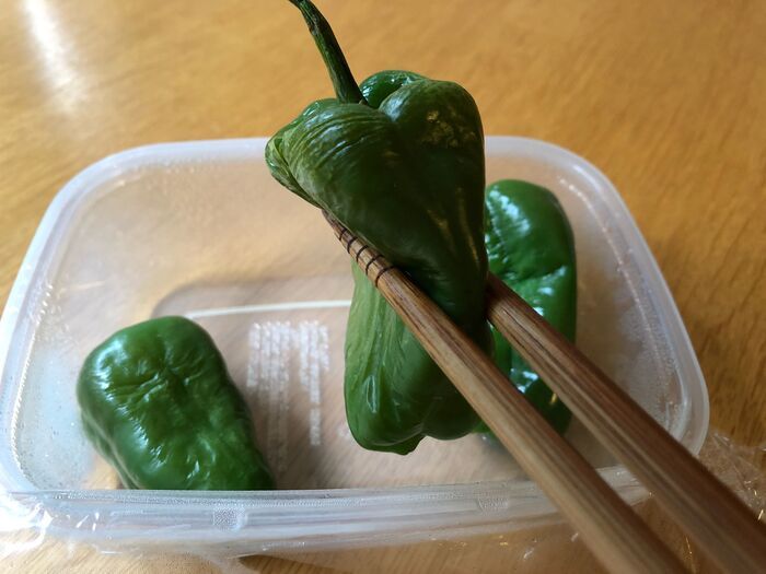 しなびる前に！ピーマンは『丸ごと冷凍』が正解でした→驚きの食べ方にも注目♪
