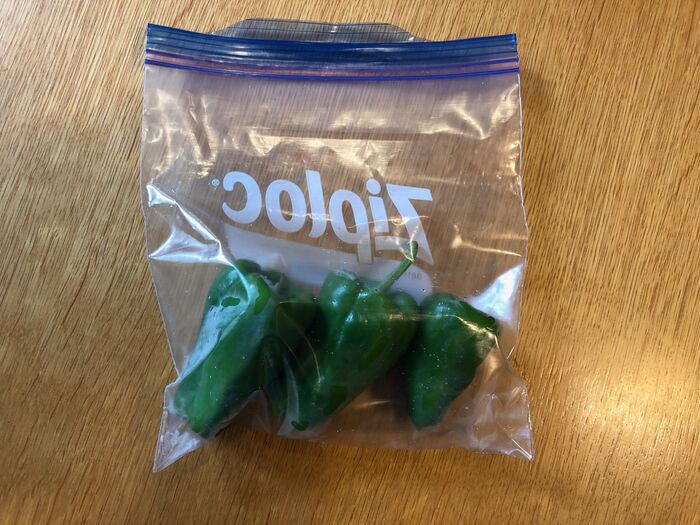 しなびる前に！ピーマンは『丸ごと冷凍』が正解でした→驚きの食べ方にも注目♪