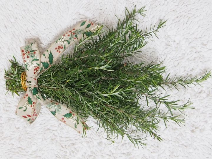 クリスマスデザインのリボンを結びます