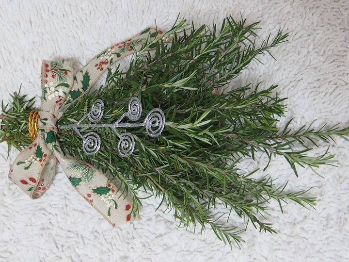 アクセントにアーティフィッシャルパーツを挿し込みます