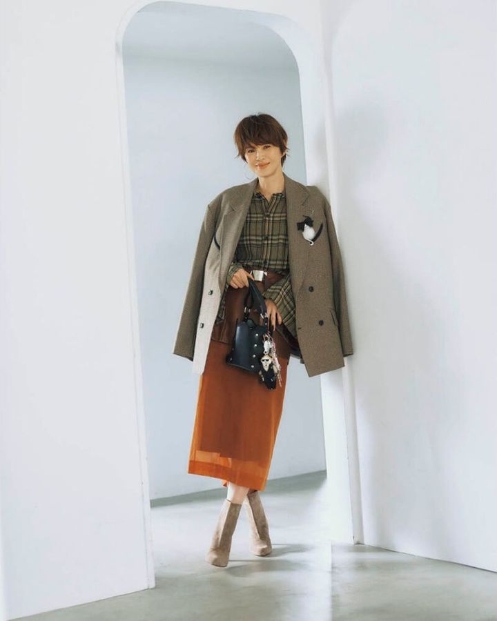 ジャケット10万8900円、シャツ8万8000円、スカート6万4900円（すべてトーガ プルラ／トーガ 原宿店） ブーツ7万5900円（ネブローニ） ピン1万7600円（アンヌ マリー ヘルケス／ロンハーマン） ピアス22万5500円（ジジ／ジジ表参道店） バッグ6万9850円（ノリ エノモト） グランマチャーム1万9800円（ミュベール） ピンクチャーム2万790円（グリグリ／レイ ビームス 新宿）