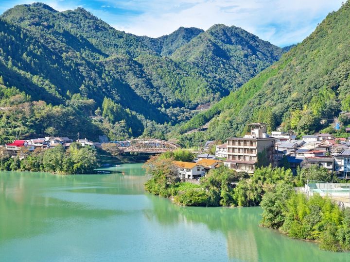 All About ニュース編集部が全国250人を対象に実施したドライブスポットに関するアンケートの調査結果から、クリスマスに行きたい「奈良県の絶景ドライブスポット」ランキングを発表！ 3位「十津川温泉郷周辺ルート」を抑えた同率1位は？