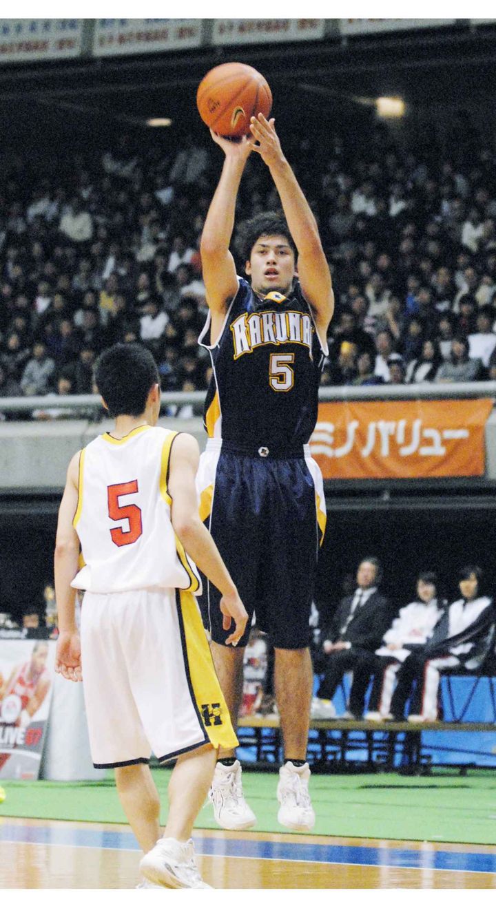 画像: 高校選抜バスケ男子決勝 洛南―北陸 第３クオーター、３点シュートを決める洛南・湊谷（５）＝東京体育館（2006年） 写真提供：共同通信社