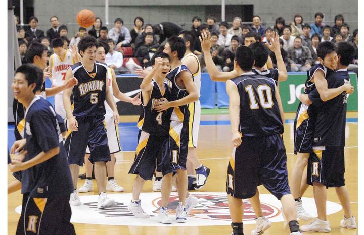 画像: 高校選抜バスケ男子決勝 洛南―北陸 ４年ぶり２度目の優勝を決め喜ぶ、主将・竹本（４）と湊谷（５）ら洛南の選手＝東京体育館（2006年） 写真提供：共同通信社