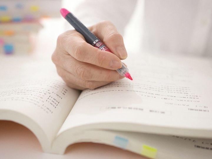 新卒で入った企業で20年間働いているが、日々節約を強いられている43歳バツイチ独身女性。男女の賃金格差に不満はある。将来への不安も尽きない。だが、「大きな喜びやチャンスのある人生」へ転換すべく、努力を続けている。※サムネイル画像：PIXTA