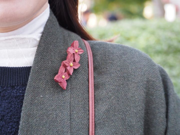 手作りのブローチ
