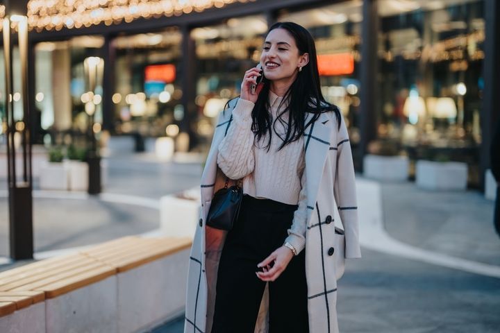 街中で通話をする女性