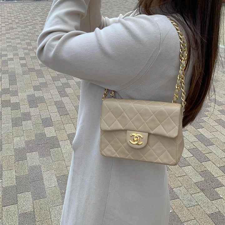 シャネルのマトラッセを肩にかけた女性