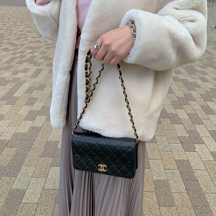 黒のマトラッセを持った女性