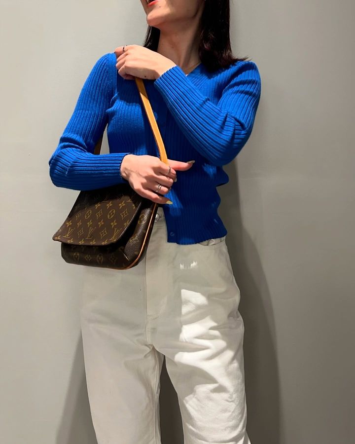 ルイ・ヴィトンのモノグラムバッグを持つ女性