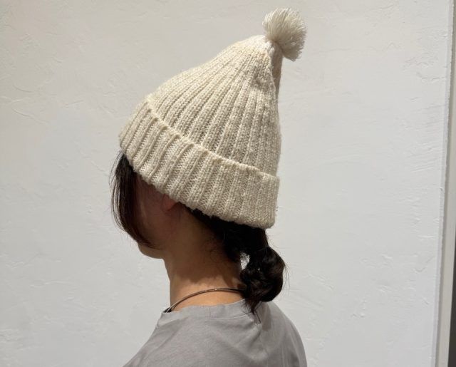 ニット帽をかぶった女性の後ろ姿