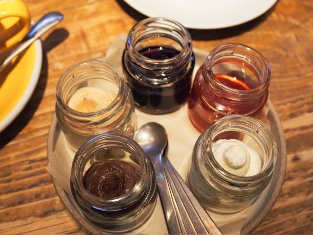 いちごジャム、ブルーベリージャム、ホイップバター、ピーナッツバター、チョコレートクリームの5種類