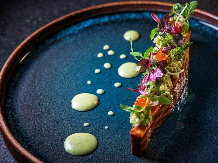 新橋『0711 GiNZA BiSTRO』の「静岡 紅富士のスモーク ディルのヴィネグレット」