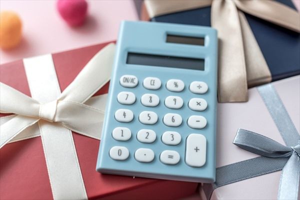 50代女性に贈るプレゼントの予算相場とは？