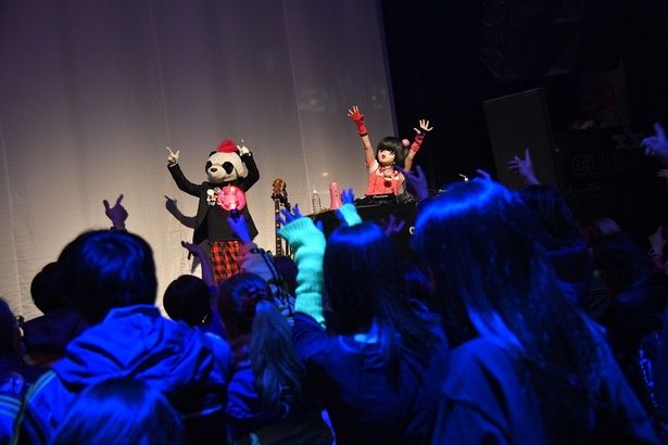 オープニング前、相棒のパンザブロウとオーディエンスを盛り上げる桃知みなみ